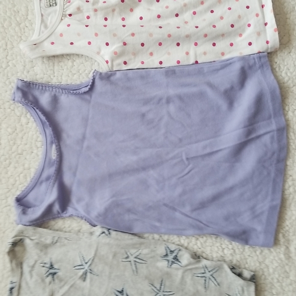 A Set of 3 Tank Tops - Picture 3 of 5